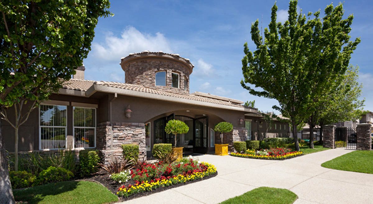 Front view of Terraces at Highland Reserve