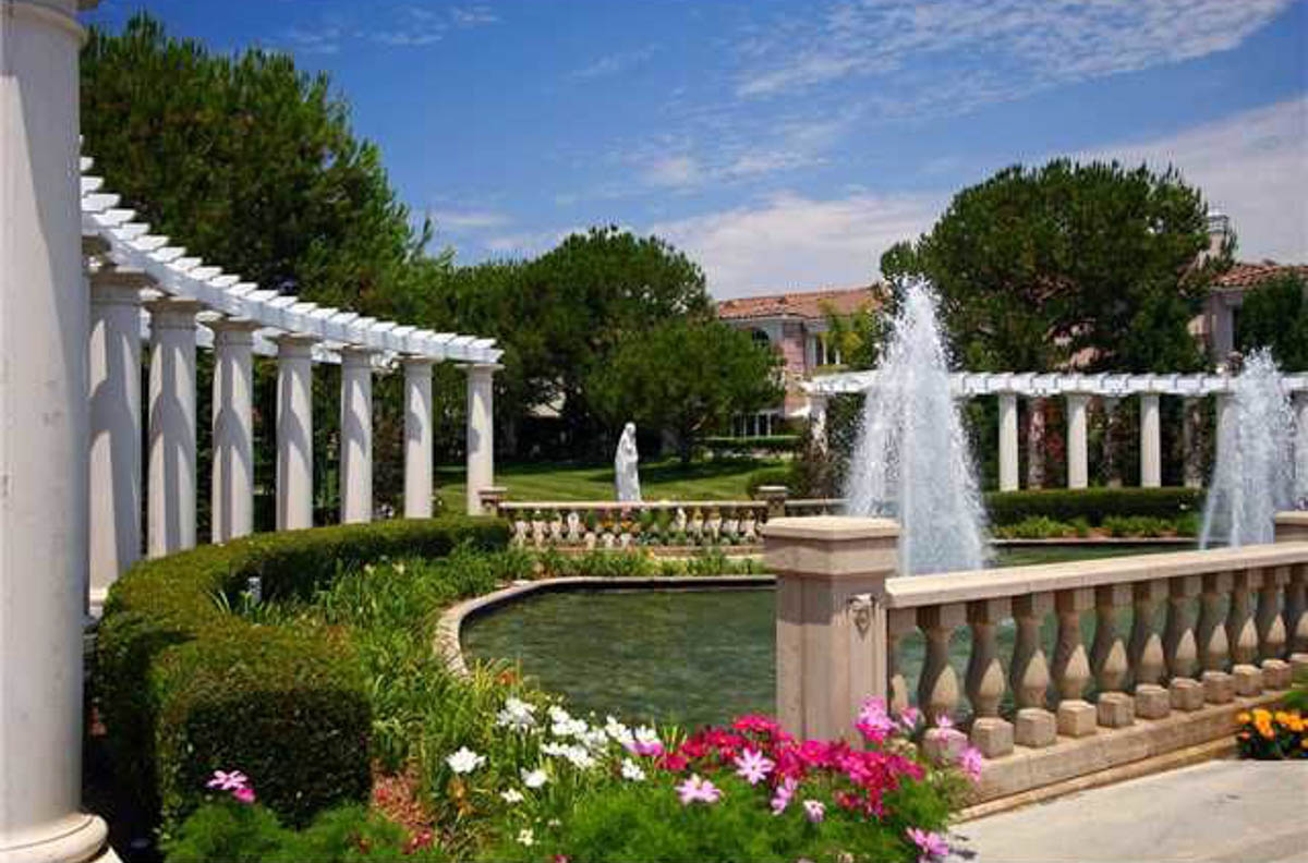 Side view of the garden at Renaissance La Jolla